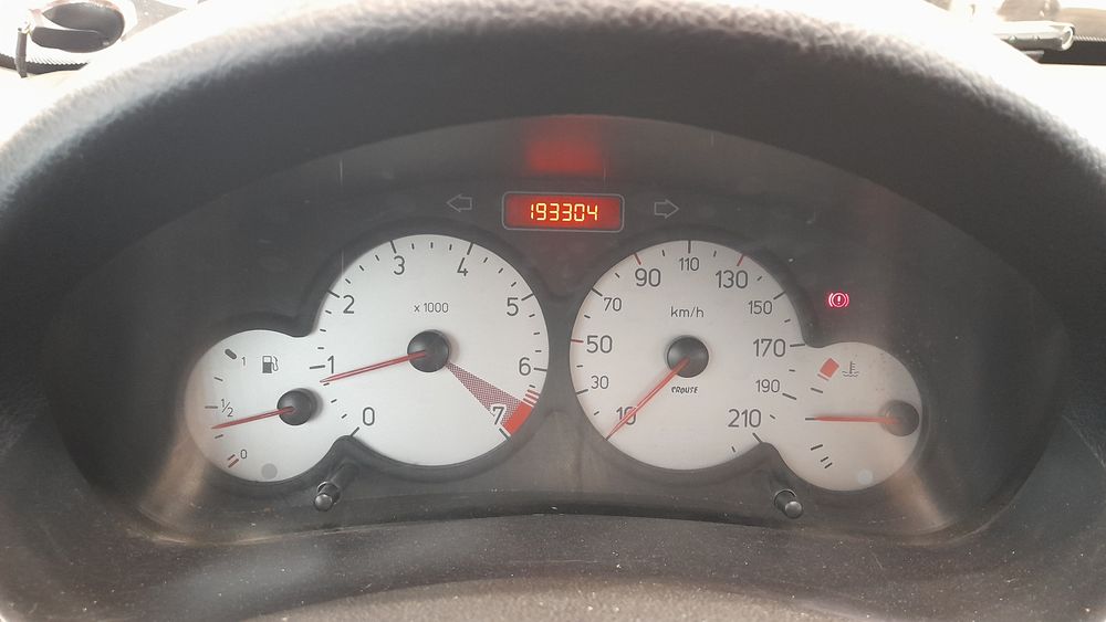 پژو-206 صندوقدار-1392