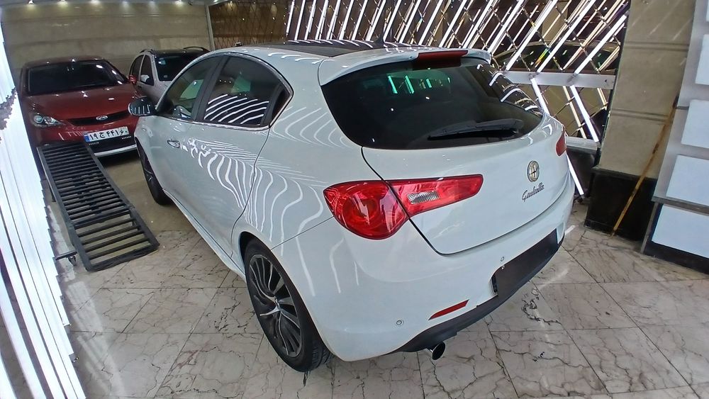 آلفارومئو-جولیتا-2015